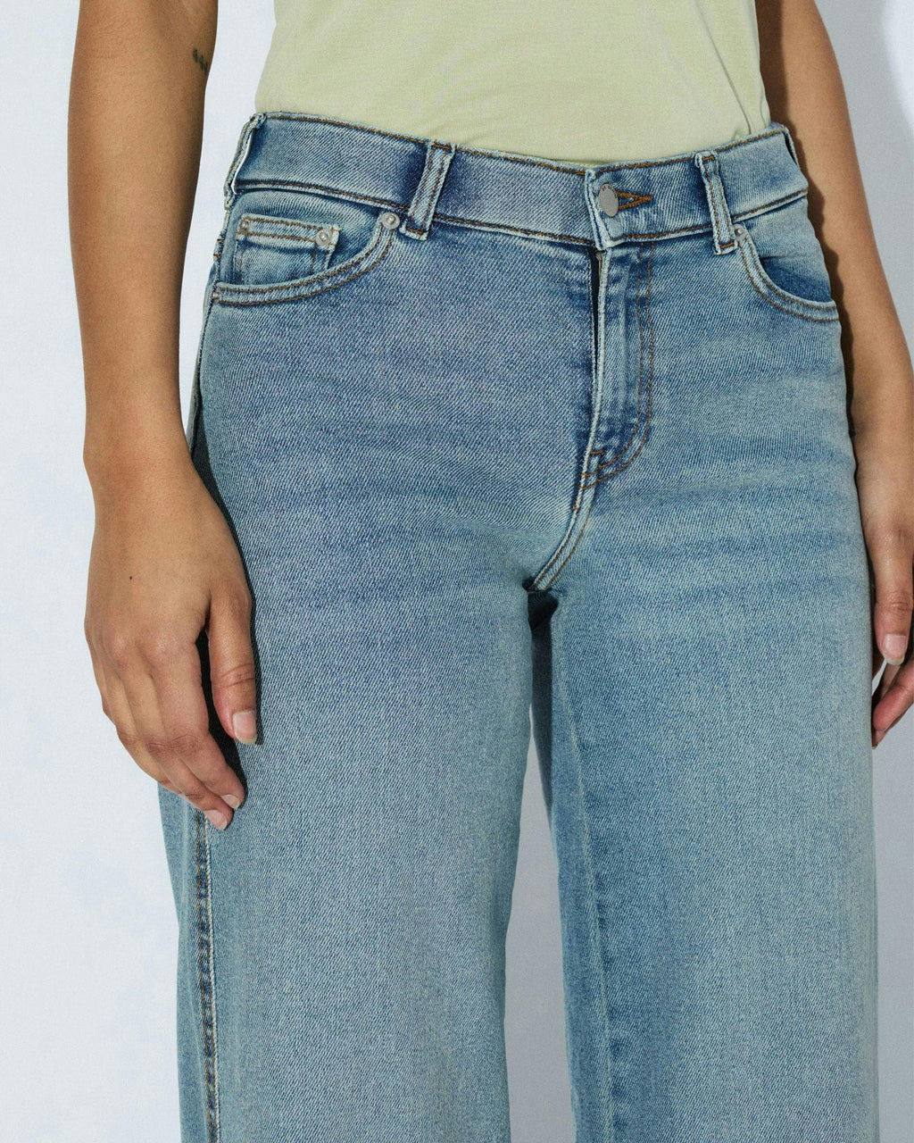 Zila Mid Wide Jeans - Cape Light Vintage