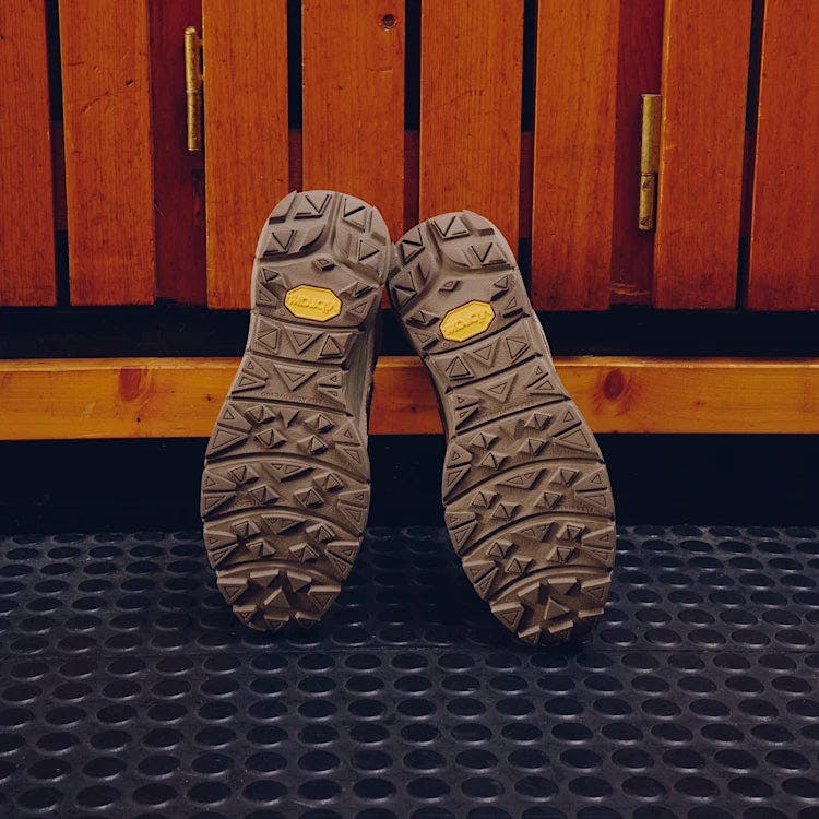 VEJA Salar Alveomesh in Ardoise Taupe Black