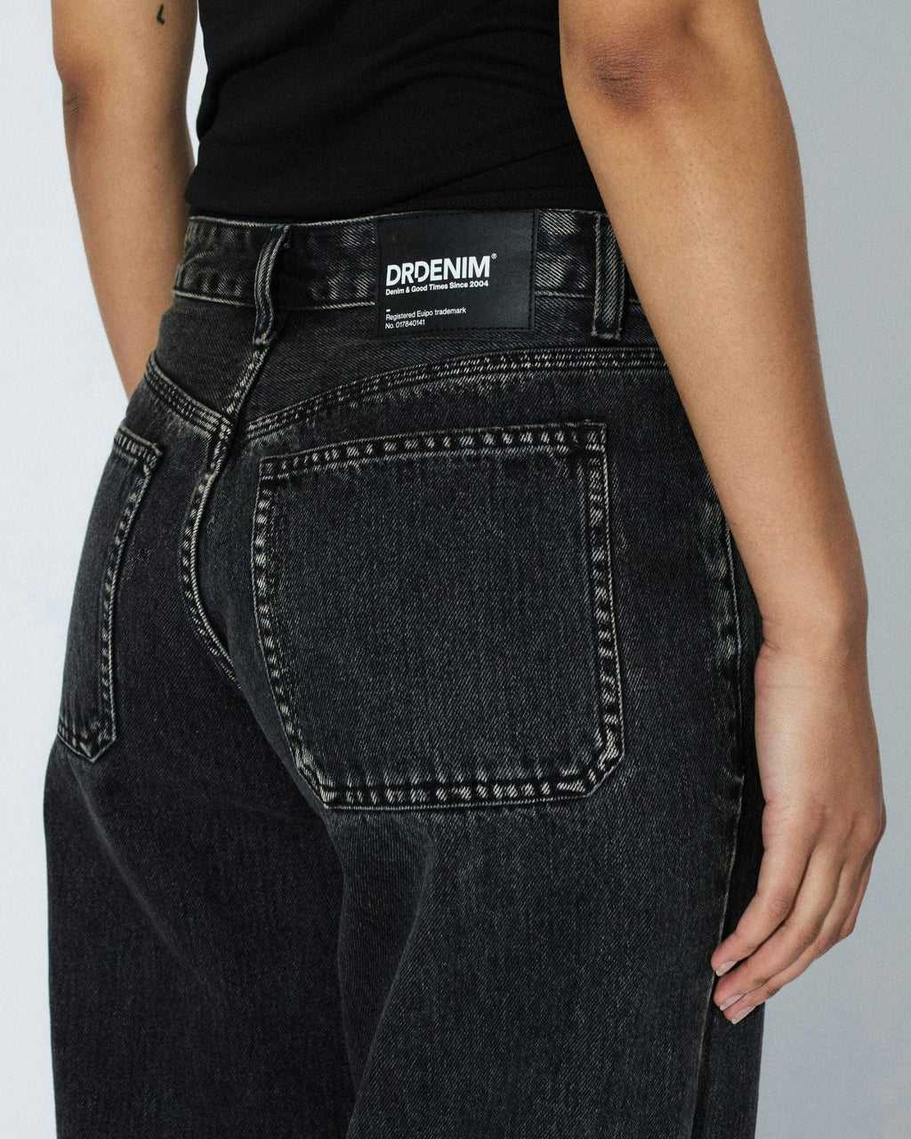 Nika Mid Straight Jeans - Worker Aged Black