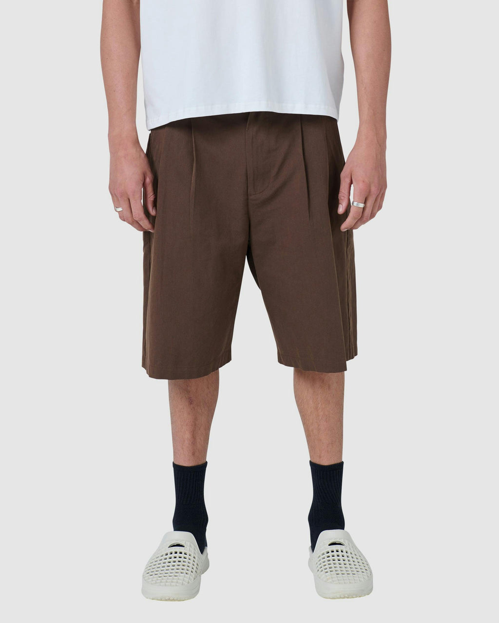 pleat short chocolate